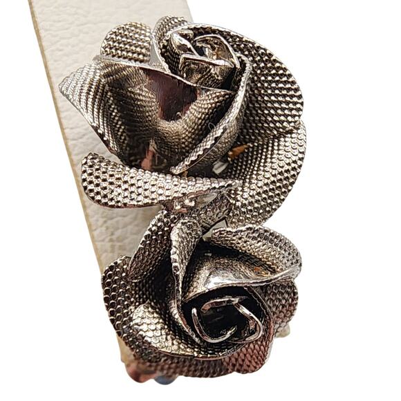 1950s Vintage Silver Mesh Rose Clip-On Earrings - Picture 2 of 8